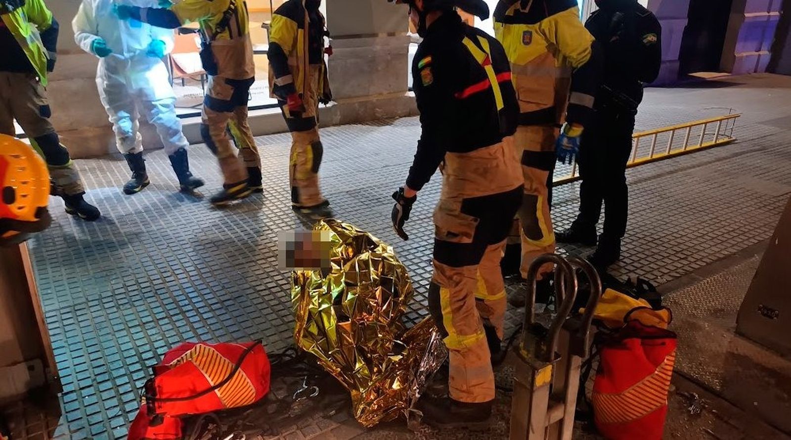 Bomberos rescatan a una persona que había caído dentro de un contenedor soterrado en Málaga.