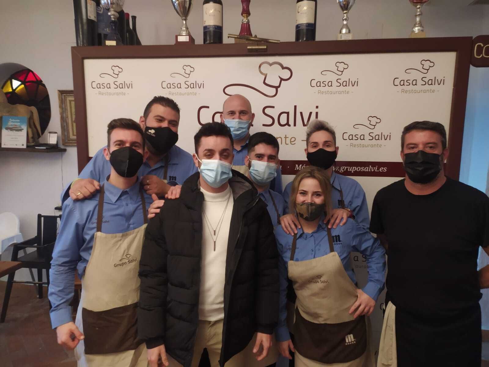 Antonio Jesús Alfonso, en el centro y con abrigo negro, con sus compañeros de Casa Salvi.