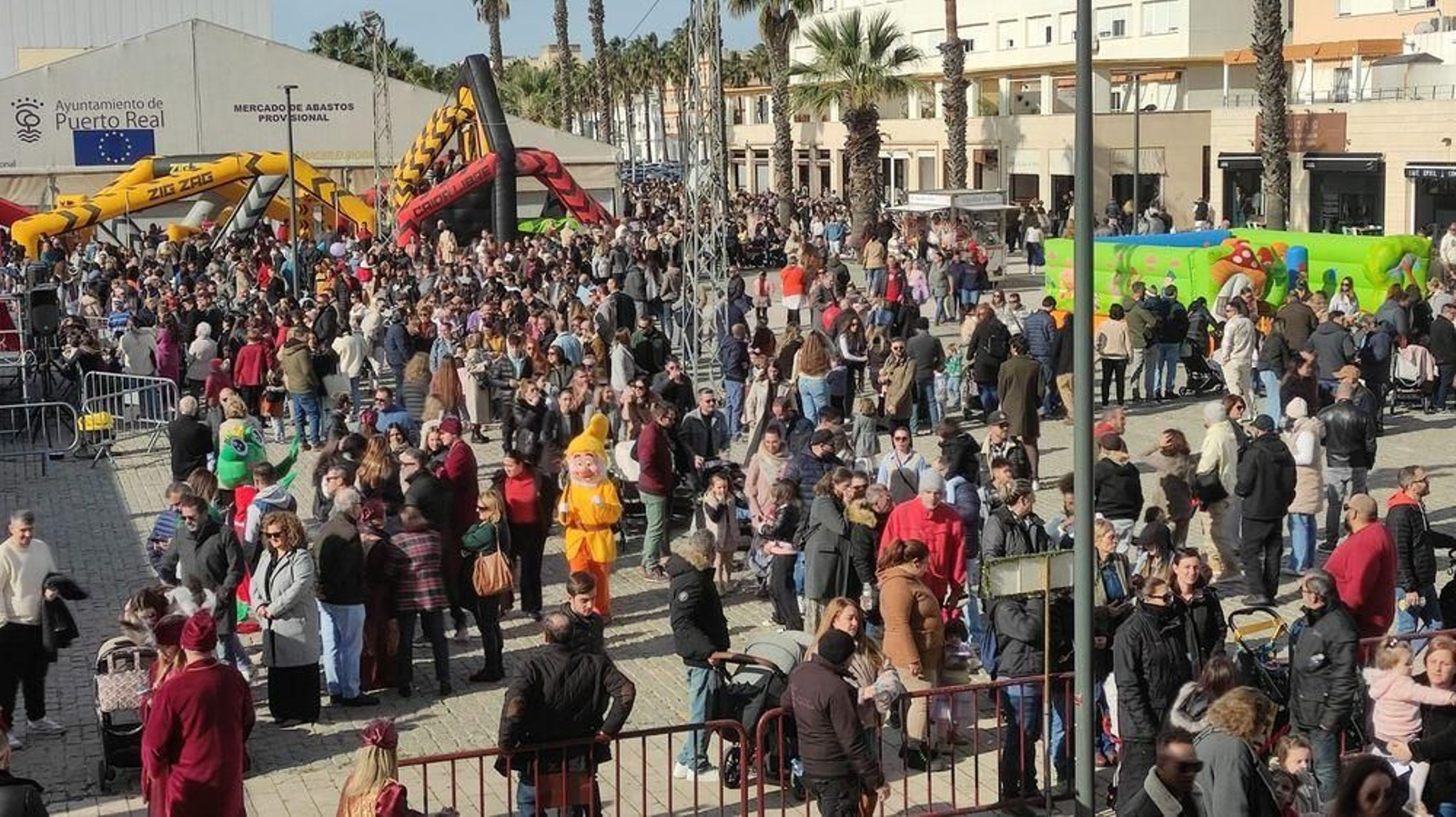 Ambiente en la llegada de la Cartera Real de Puerto Real