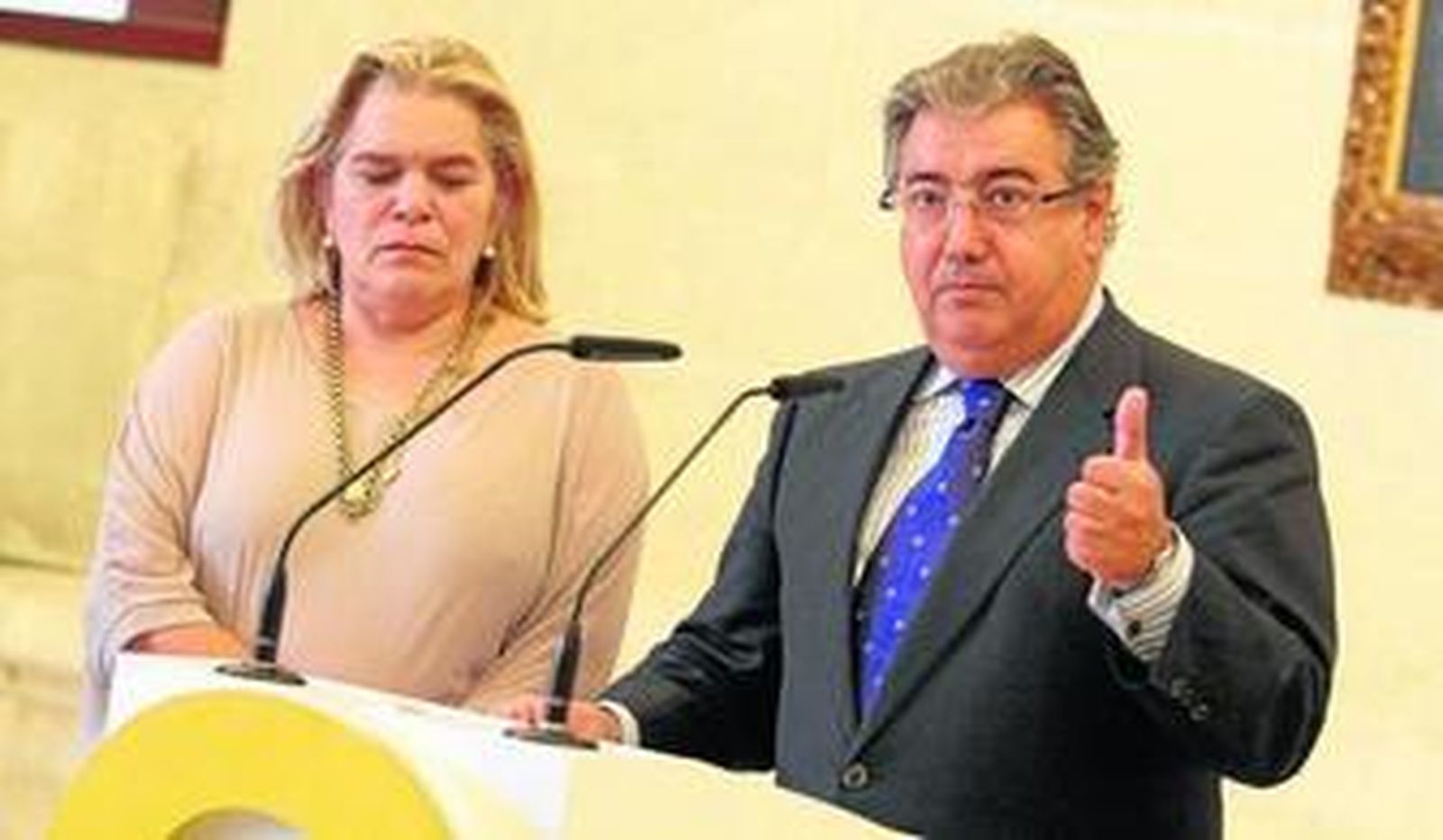 Juan Ignacio Zoido y Asunción Fley, en una comparecencia pública en el Ayuntamiento.