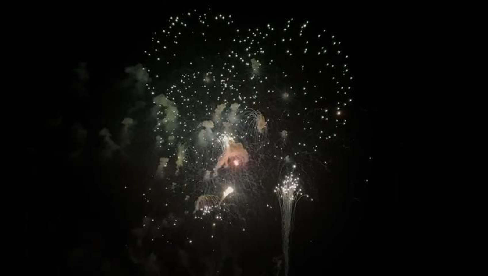 Los fuegos artificiales de la Feria de Málaga, al ritmo de 'Grease'.