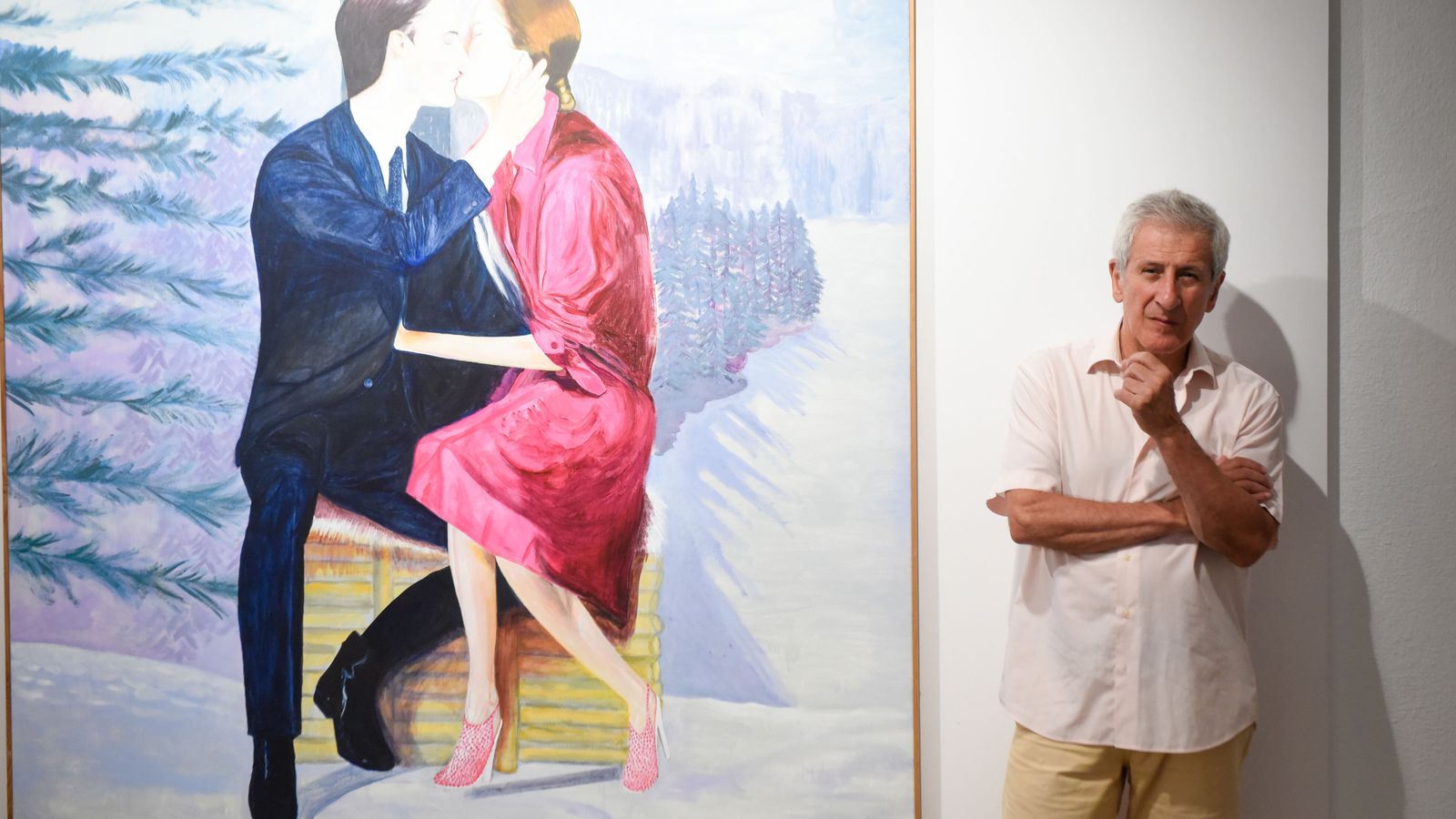 Enterría ante otra de las piezas.