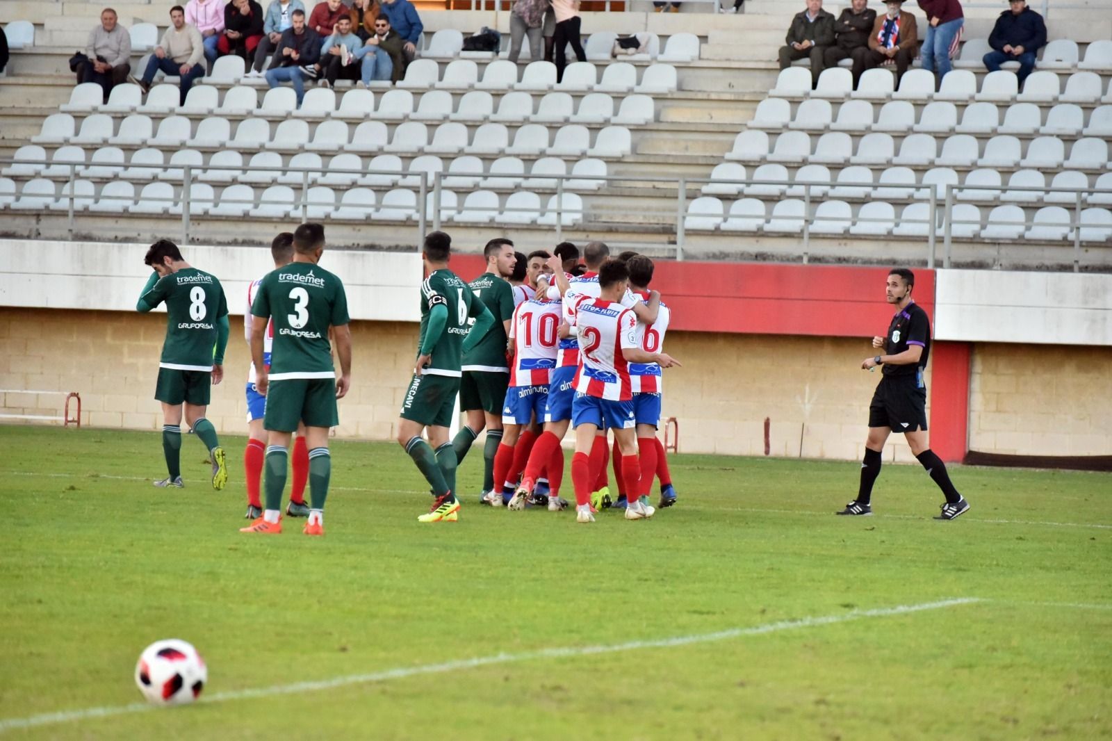 Los jugadores del Espeleño, desolados tras encajar un gol esta campaña.