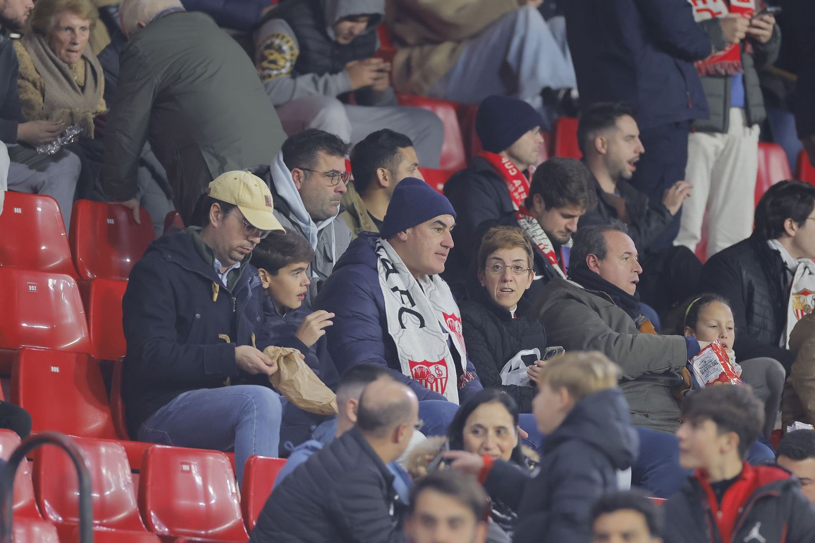 Búscate en las fotos del Sevilla - Celta