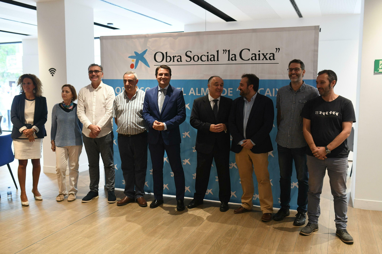 Los directivos de las fundaciones junto al alcalde de Córdoba y el director territorial de la Caixa. Los directivos de las fundaciones junto al alcalde de Córdoba y el director territorial de la Caixa.
