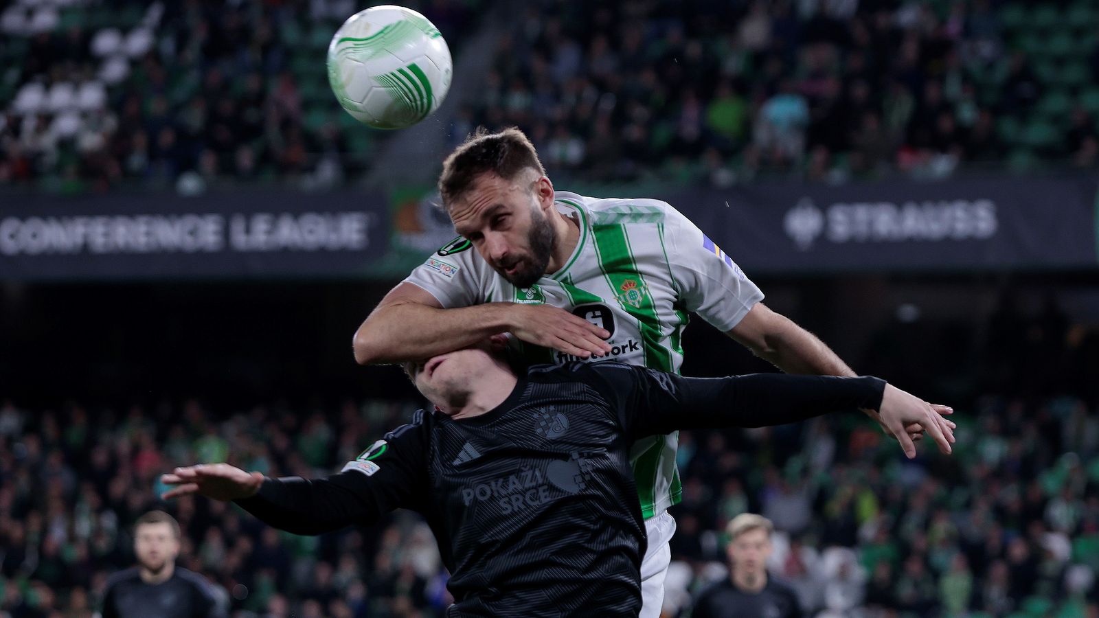Pezzella disputa un balón aéreo con un jugador del Dinamo de Zagreb.