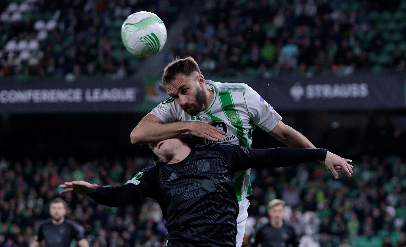 Pezzella disputa un balón aéreo con un jugador del Dinamo de Zagreb.