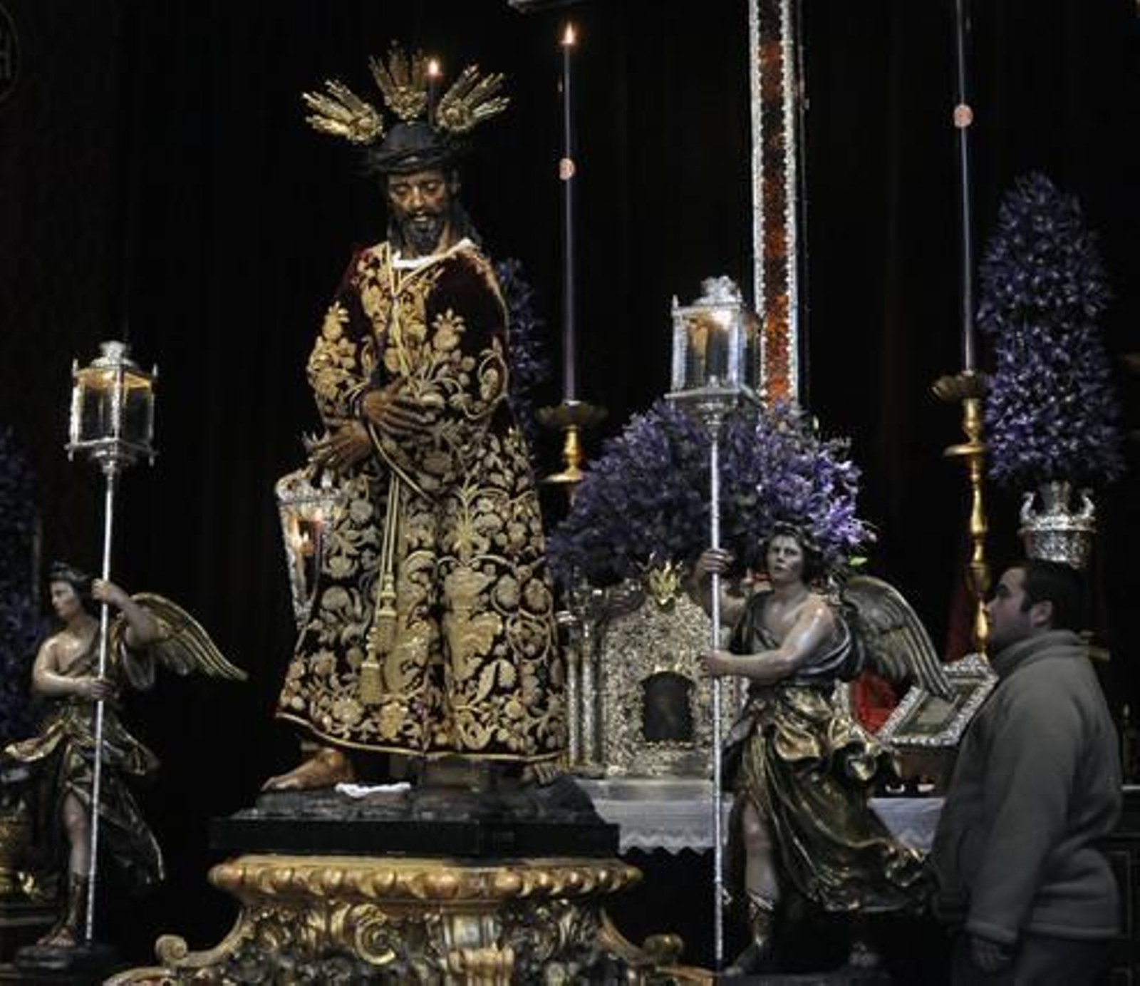 Besapié de Jesús Nazareno de la hermandad del Silencio.

Foto: Manuel Gómez