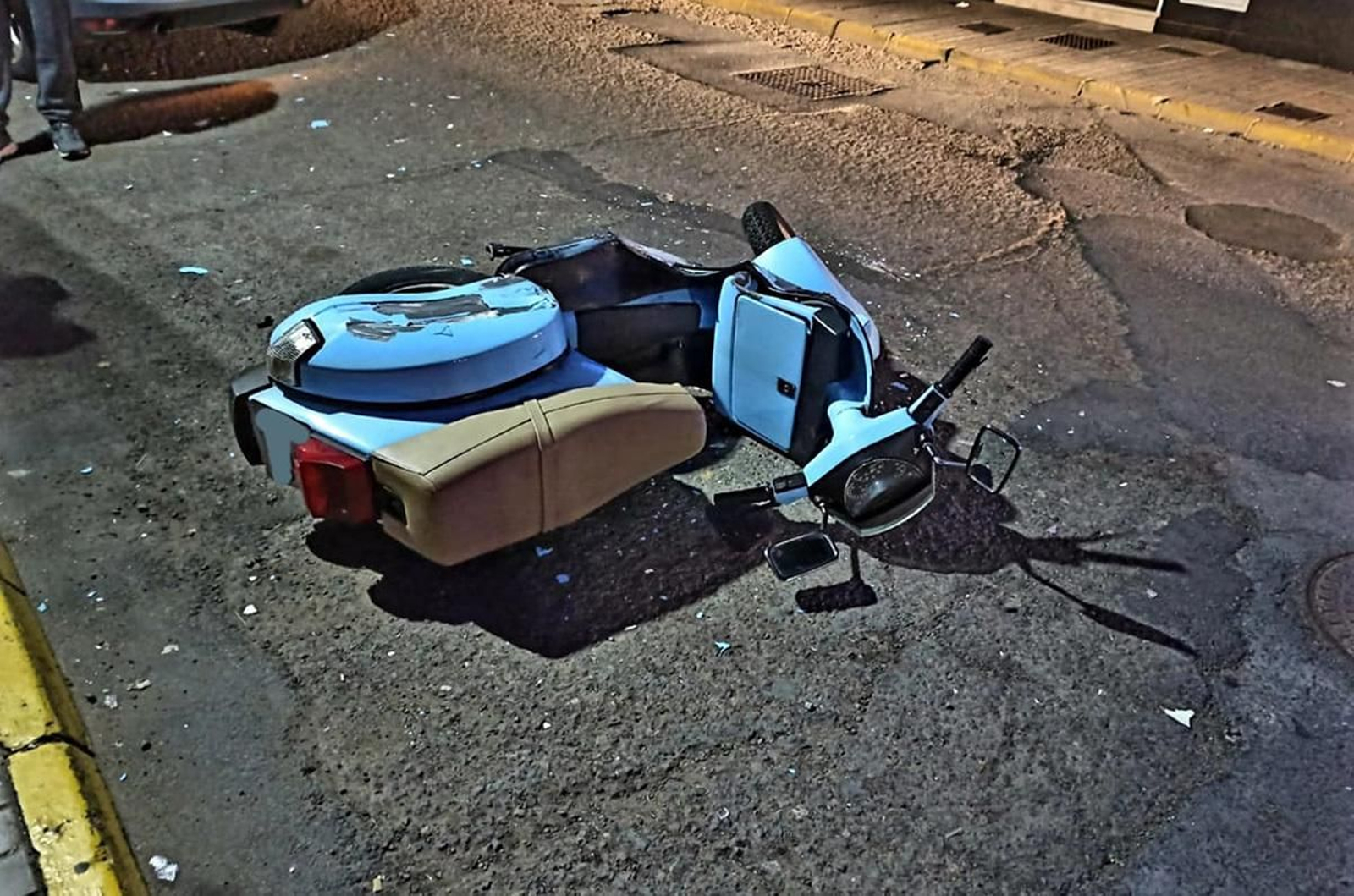 La motocicleta golpeada por el vehículo que se dio a la fuga.