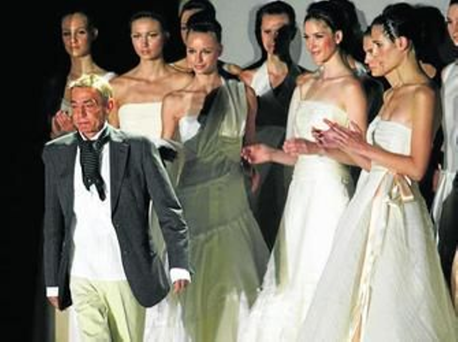Jesús del Pozo, al finalizar el desfile que presentó en la Pasarela Gaudí-Novia en 2007.