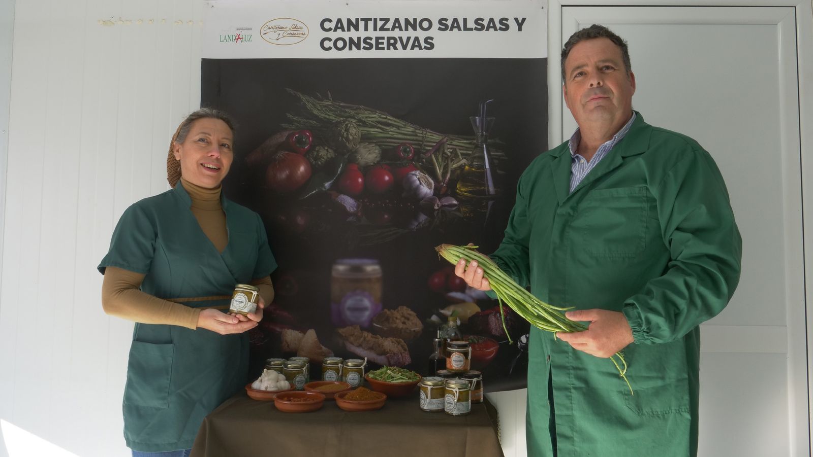 Representantes de la empresa Cantizano Salsas junto a sus productos.