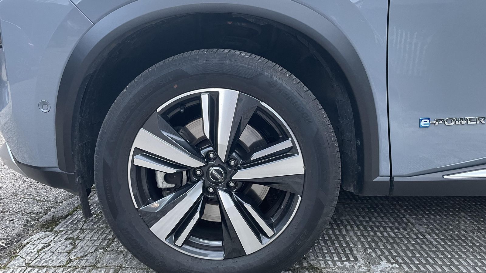 Con sus neumáticos de verano de estricta serie este SUV no tiene problemas para moverse fuera del asfalto, más aún con los recursos de que dispone, como el control de descensos o una buena altura libre al suelo.