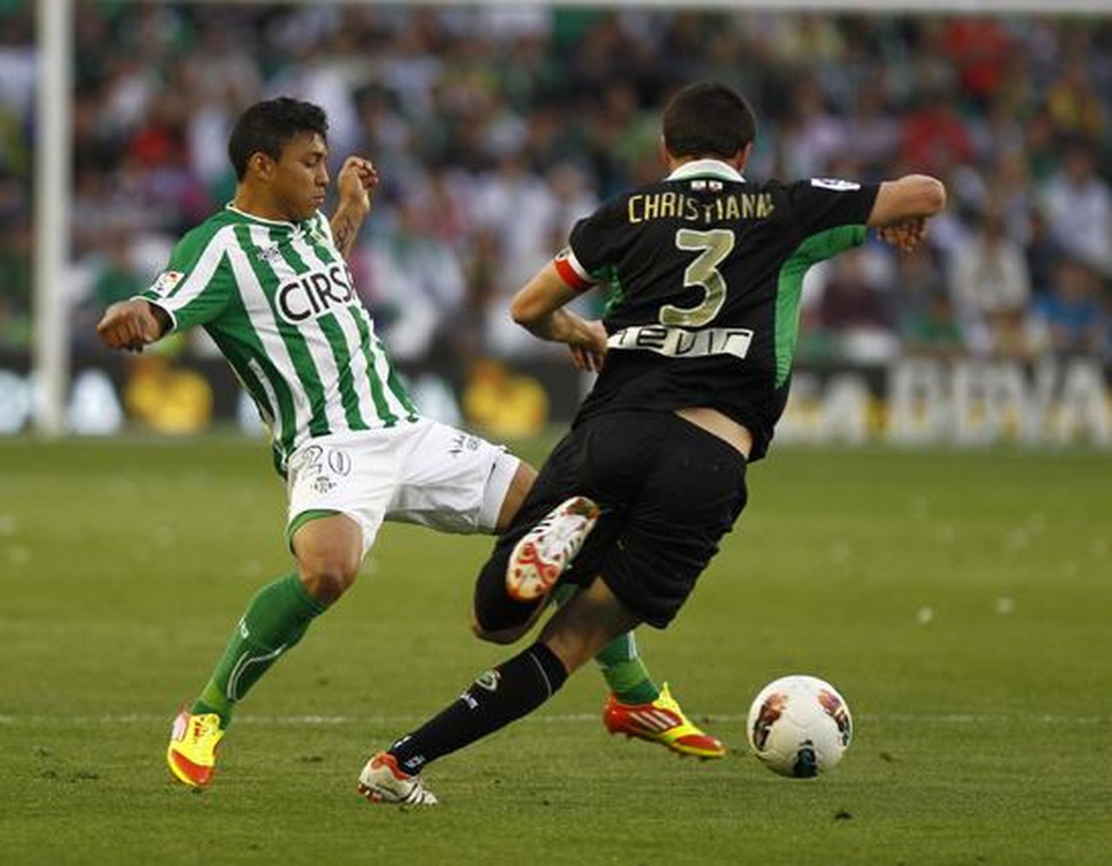 El Betis pierde una oportunidad para distanciarse del descenso y hundir al Racing de Santander (1-1). / Antonio Pizarro