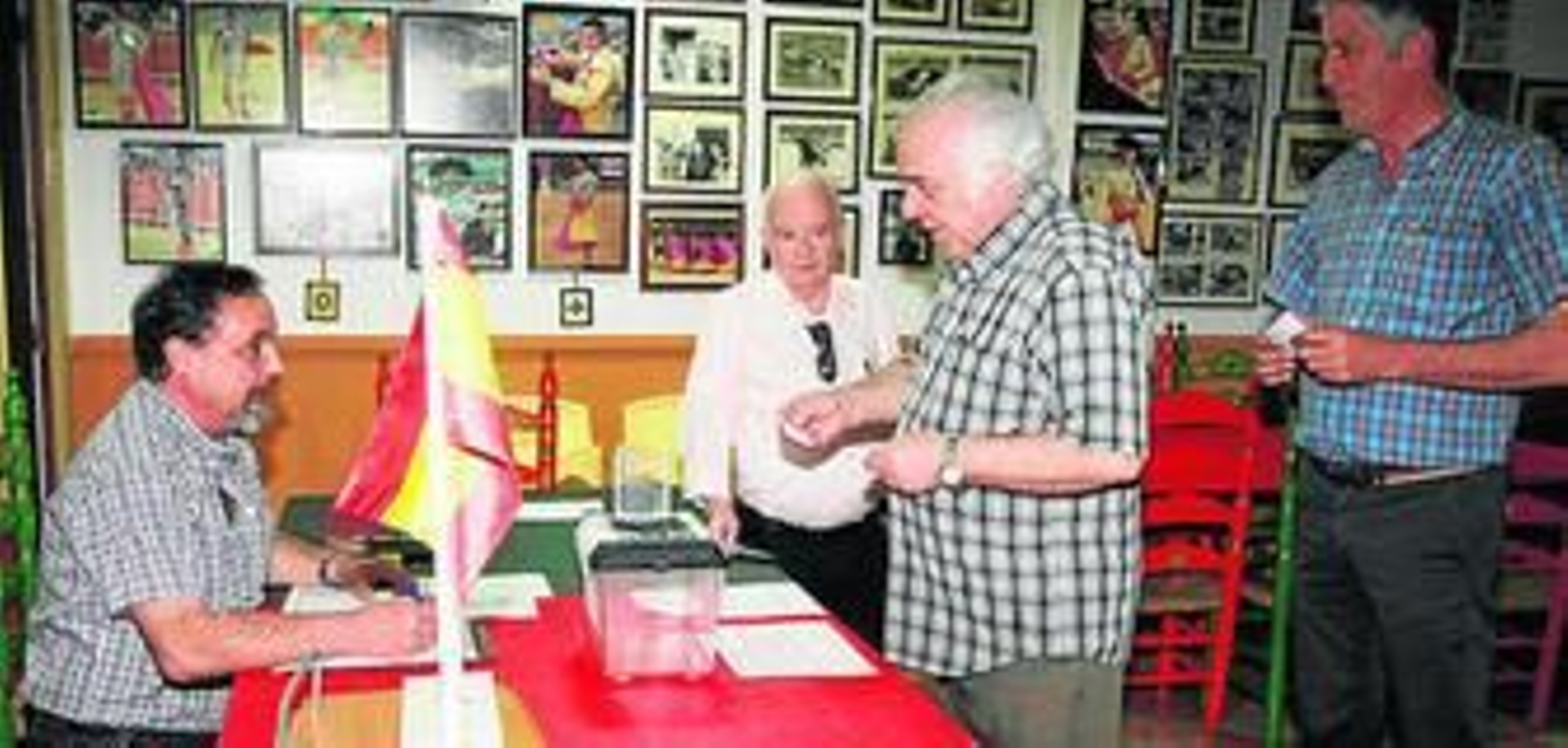 Un momento de la votación ayer en la sede de la peña.