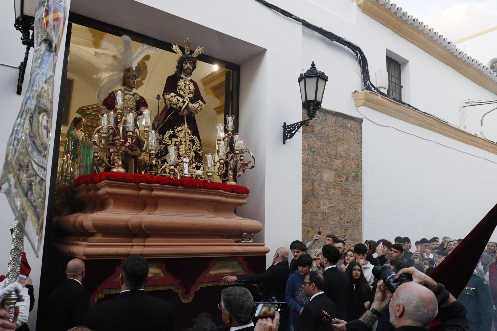 Imágenes de la salida del Amor en la Semana Santa de Chiclana 2025