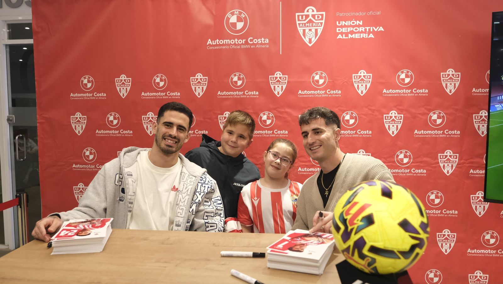 Jon Mocillo y Miguel de la Fuente firman autógrafos en Automotor Costa BMW