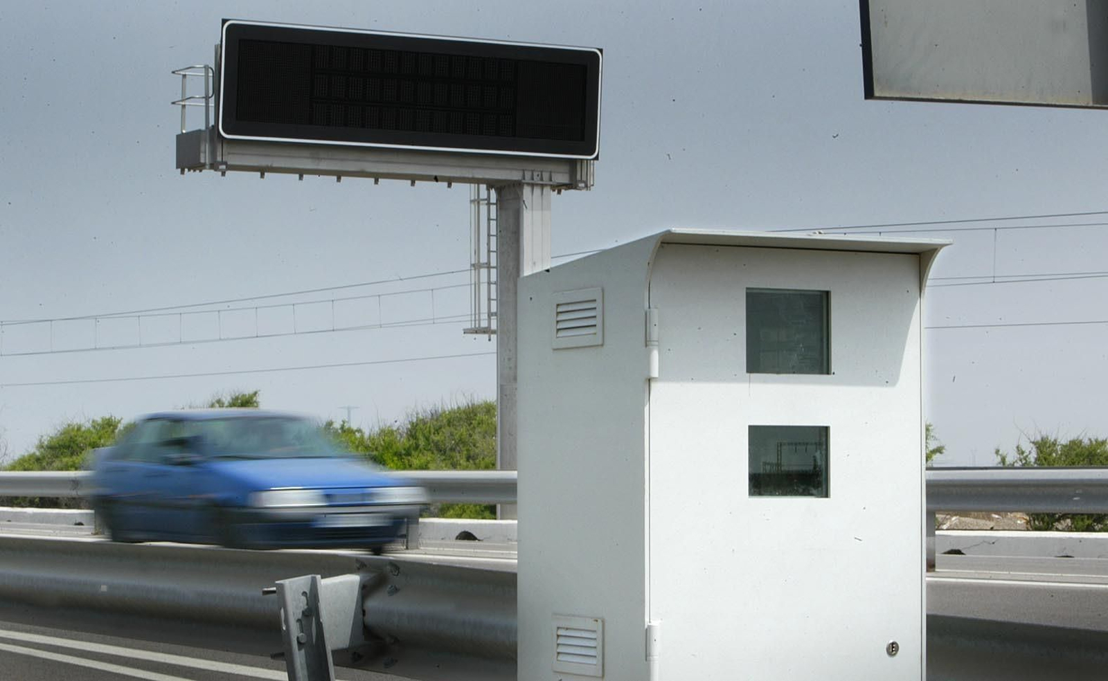 El radar  fijo  instalado en la autovía de Cádiz a San Fernando.