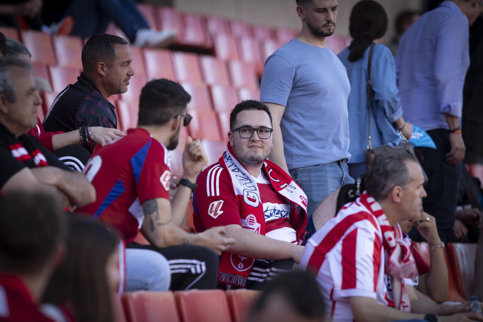 Encuéntrate en la grada de Los Cármenes en el partido del Granada CF-Elche