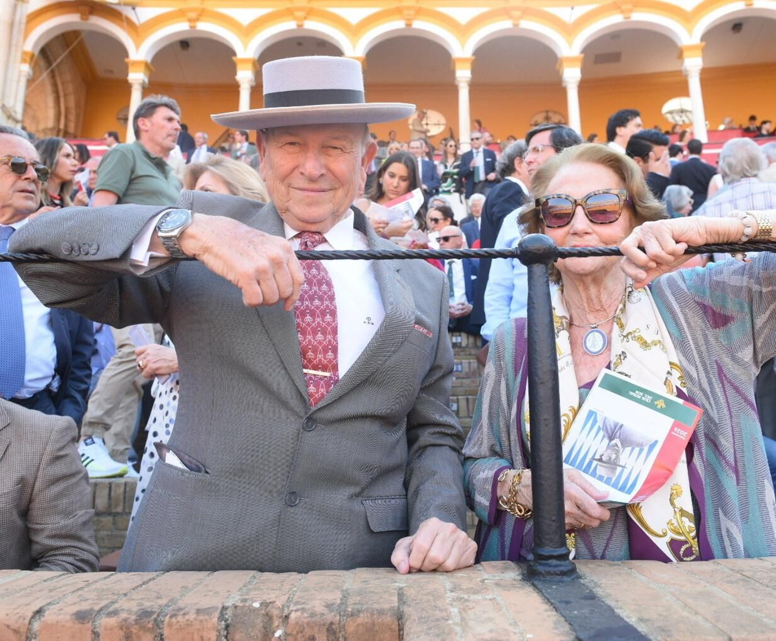 Álvaro Domecq, acompañado de su mujer.