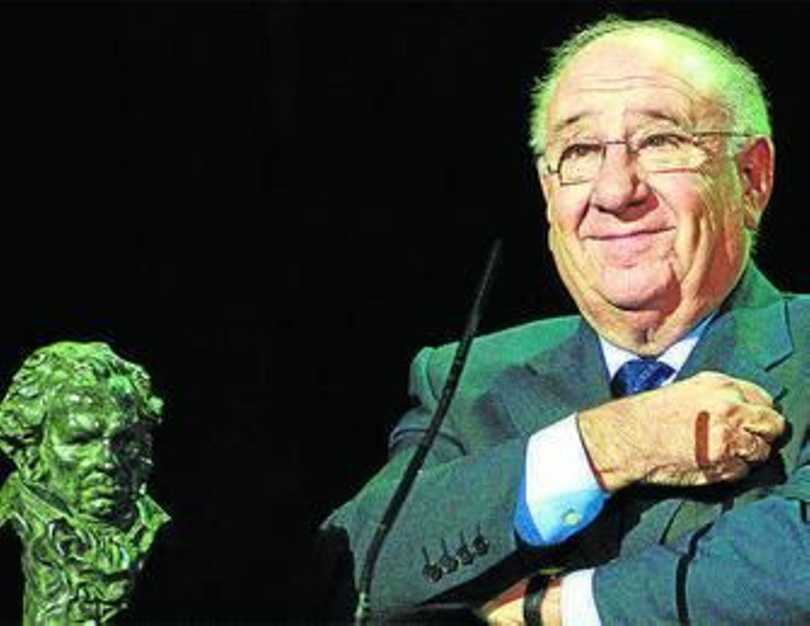 1. Alfredo Landa, emocionado al recoger su Goya de Honor en 2008. 2. El actor, al lado de Paco Rabal y junto a parte del reparto de 'Los santos inocentes' (1984), de Mario Camus. 3. En 'No desearás a la vecina del quinto' (1970), de Ramón Fernández, una de las cimas del 'landismo'. 4. Detrás José Luis López Vázquez en 'Atraco a las tres' (1962), de José María Forqué.