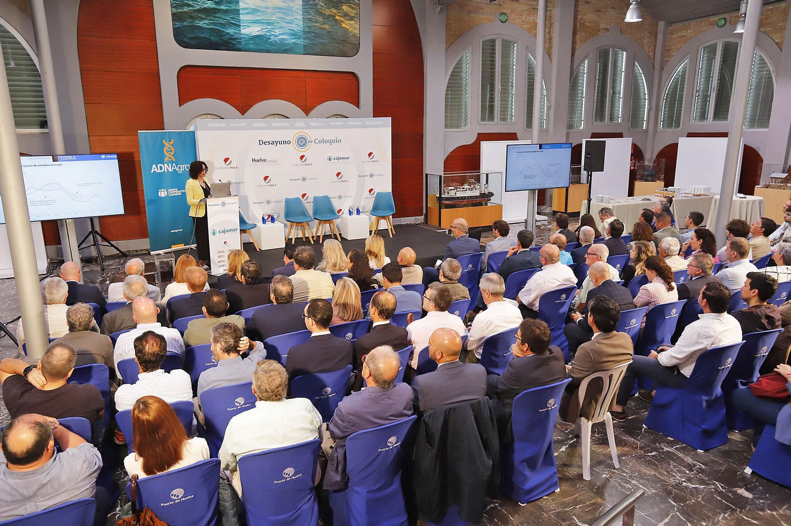 Las imágenes en el Desayuno-Coloquio del Grupo Joly "Competitividad innovación y eficiencia el sector de los frutos rojos ante el reto de la sostenibilidad"