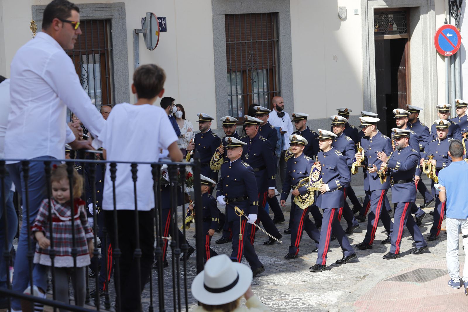 La Hermandad del Descendimiento en su recorrido por las calles de Huelva el Viernes Santo