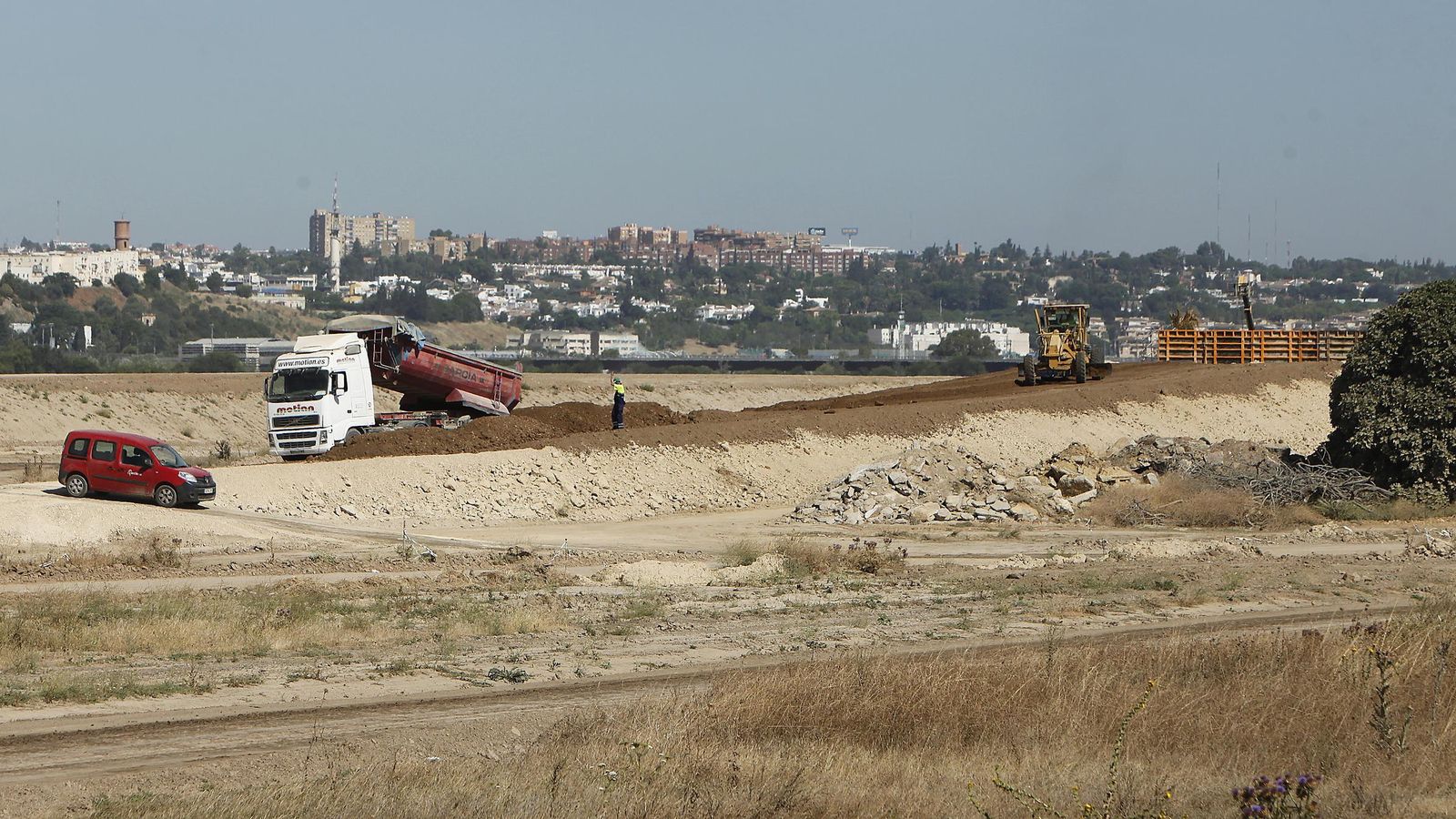 MURO CONTRA INUNDACIONES.  Al ser Tablada inundable, se ejecuta una nueva mota de protección más elevada (en la foto) junto a los nuevos viales. La original estaba pegada a la carretera de la esclusa.