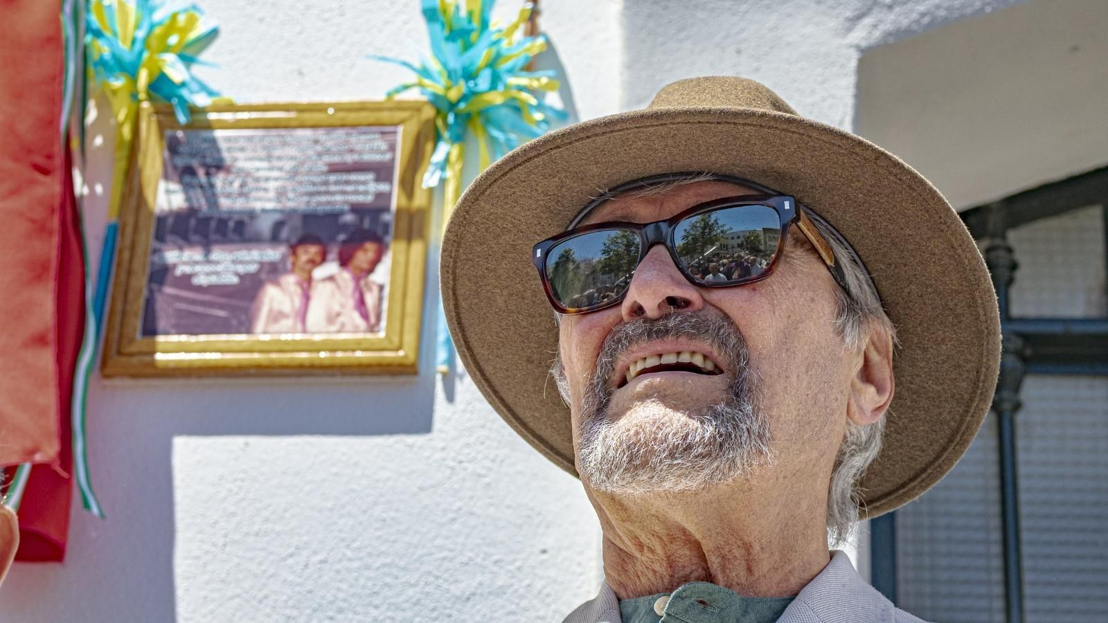 Catalán Grande en primer plano y al fondo la placa en la que aparece junto a su hermano Pedro.