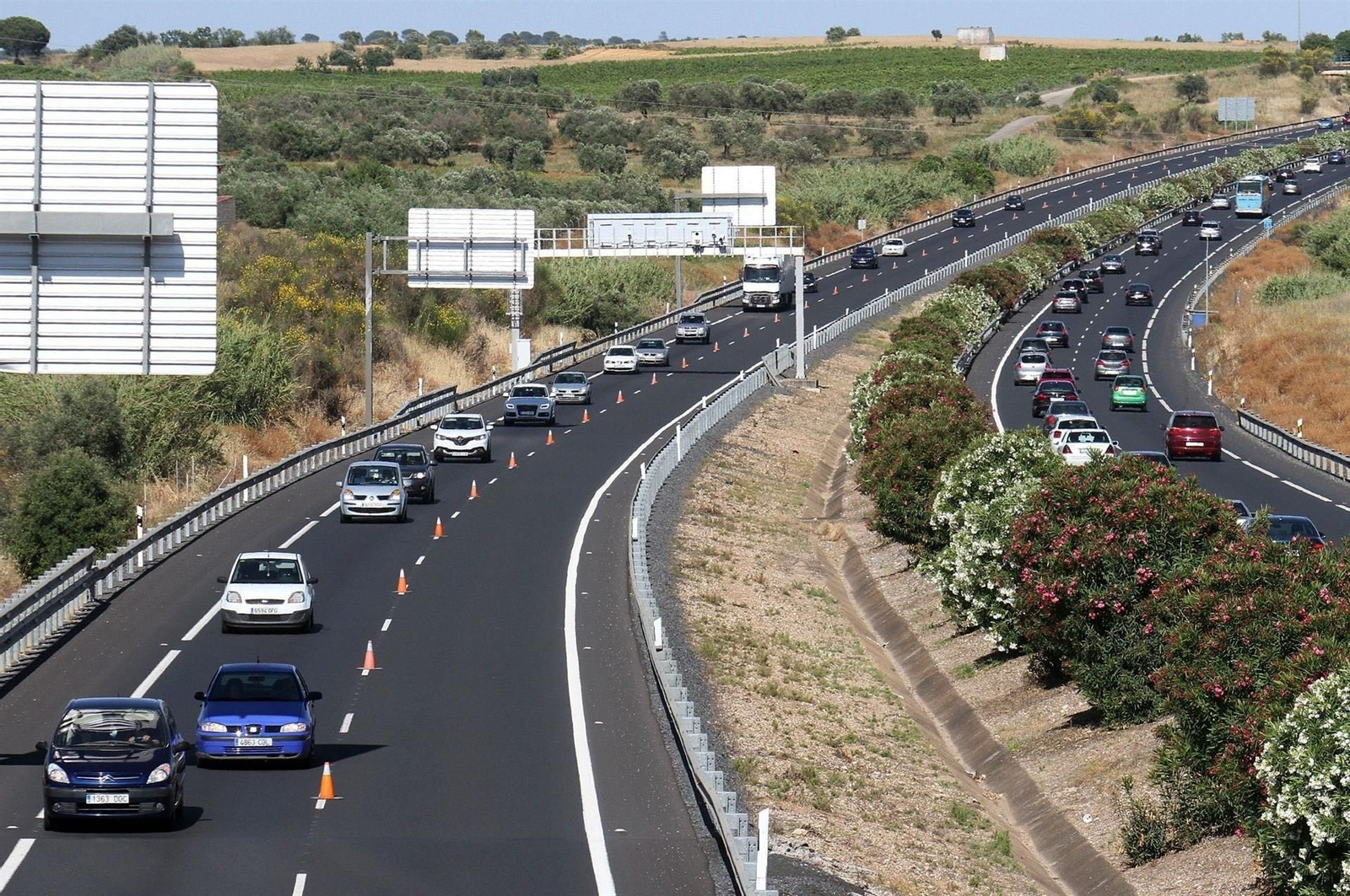 Coches circulando por la A-49 en una imagen de archivo.