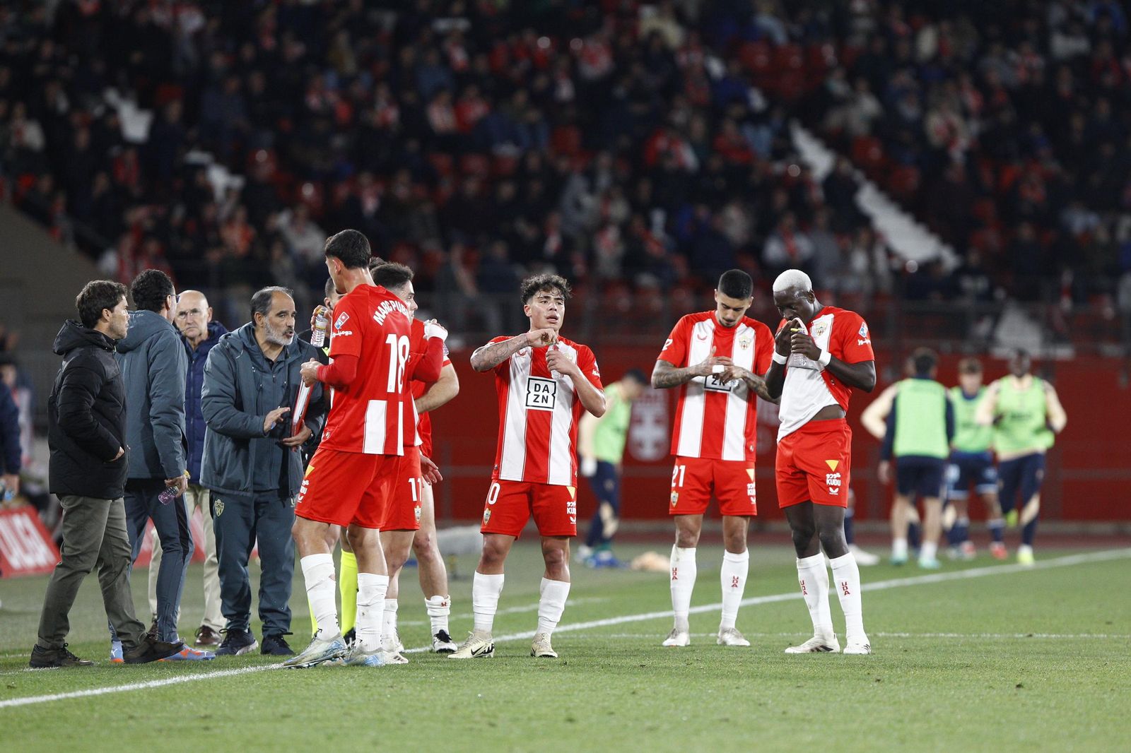 La U.D. Almería empata a uno contra el Cádiz y es campeón de invierno, en imágenes