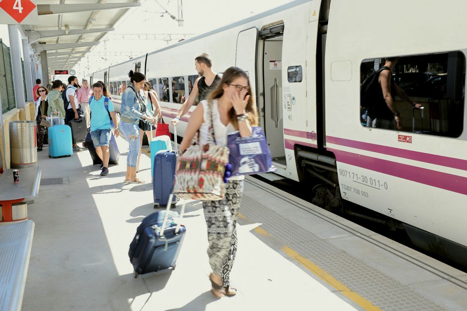 Los pasajeros de un Alvia Madrid-Cádiz llegan a la estación de El Puerto.