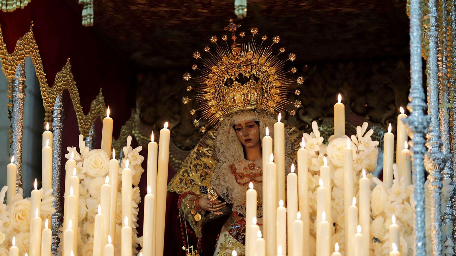 María Santísima del Rosario junto a toda la candeleria encendida