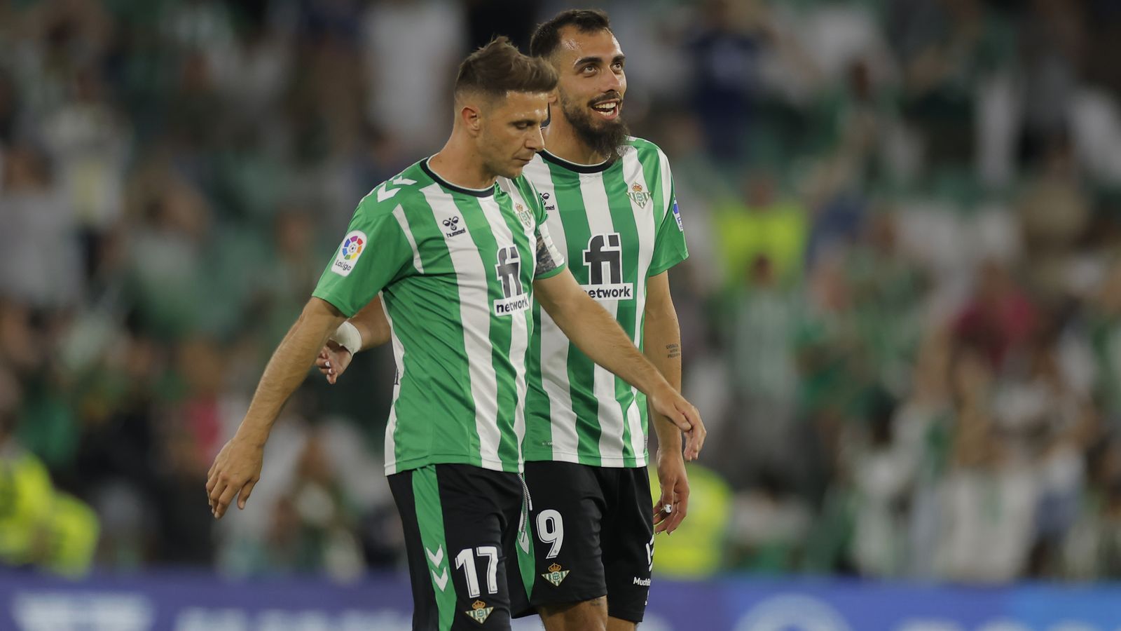 Joaquín y Borja Iglesias, los protagonistas de la fiesta final del Betis.