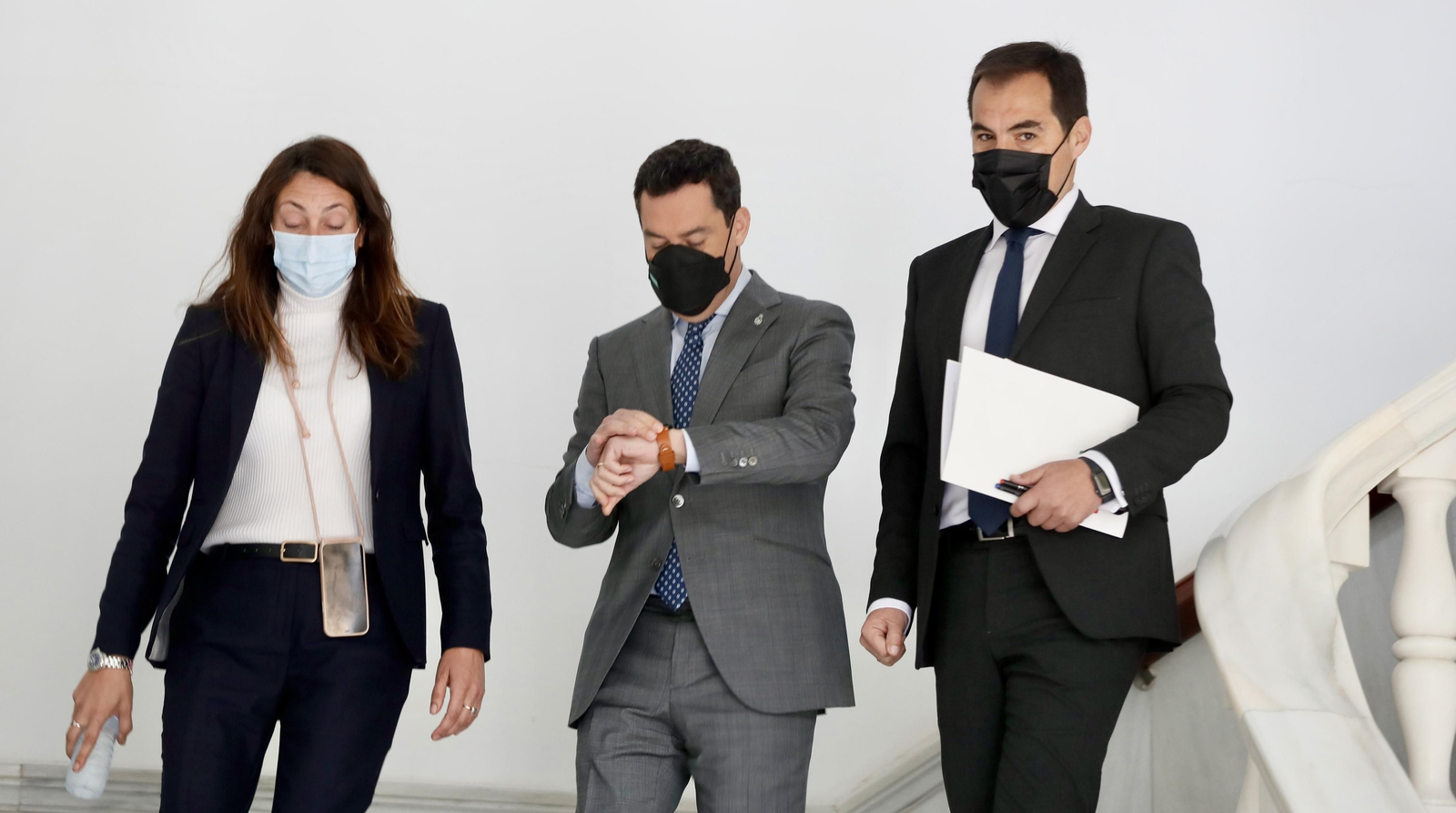 Juanma Moreno, junto a José Antonio Nieto y Loles López.