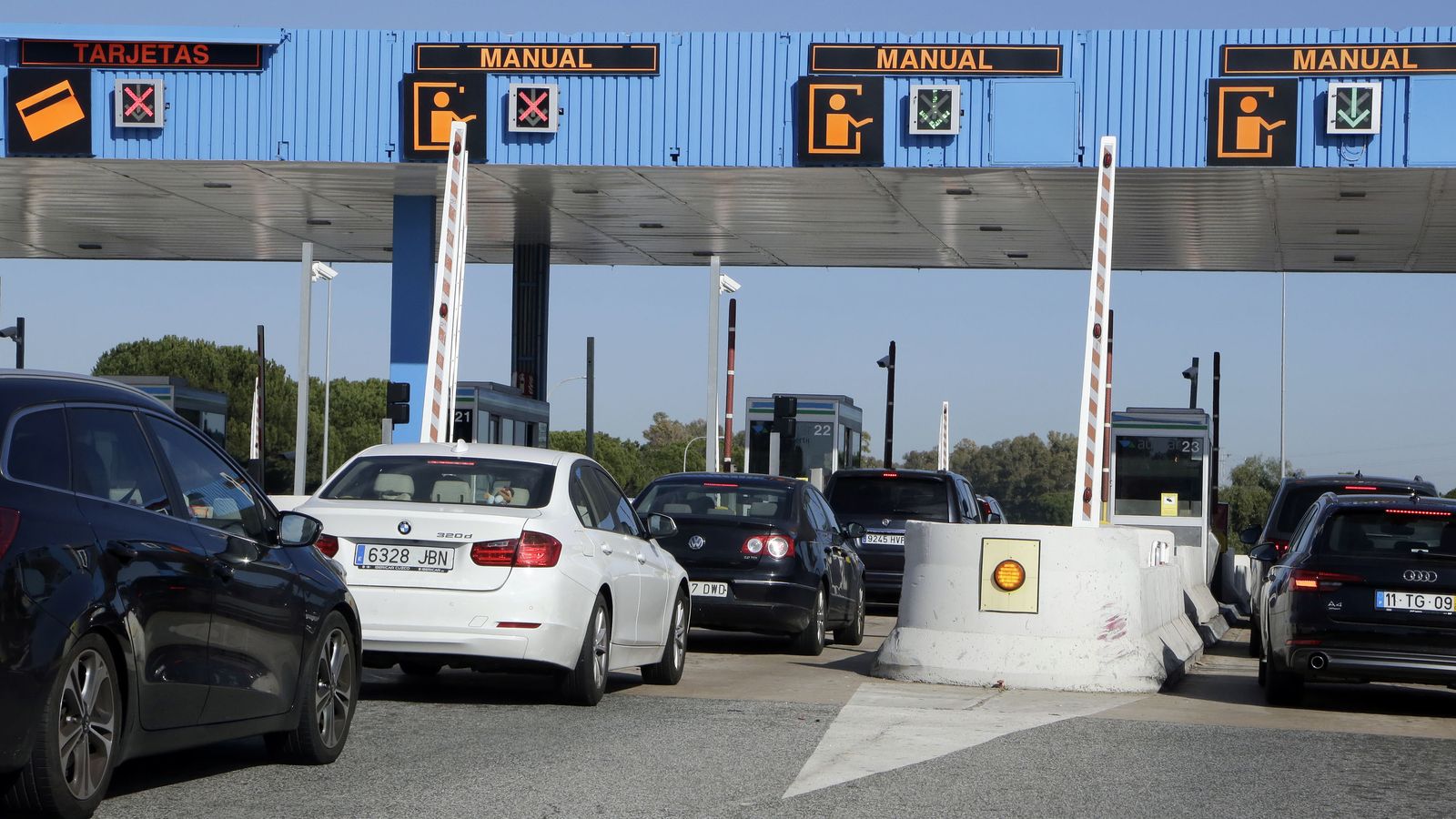 Colas ayer en el peaje de la autopista.
