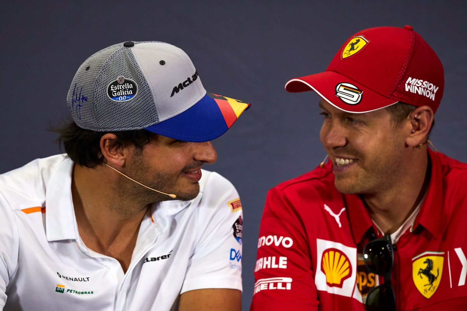 Carlos Sainz charla con Sebastian Vettel durante una conferencia de prensa.