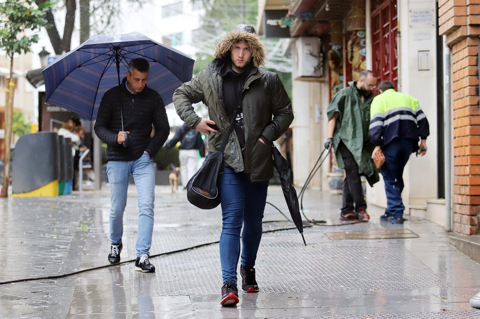 Día de lluvia, viento y frío en Huelva, en imágenes