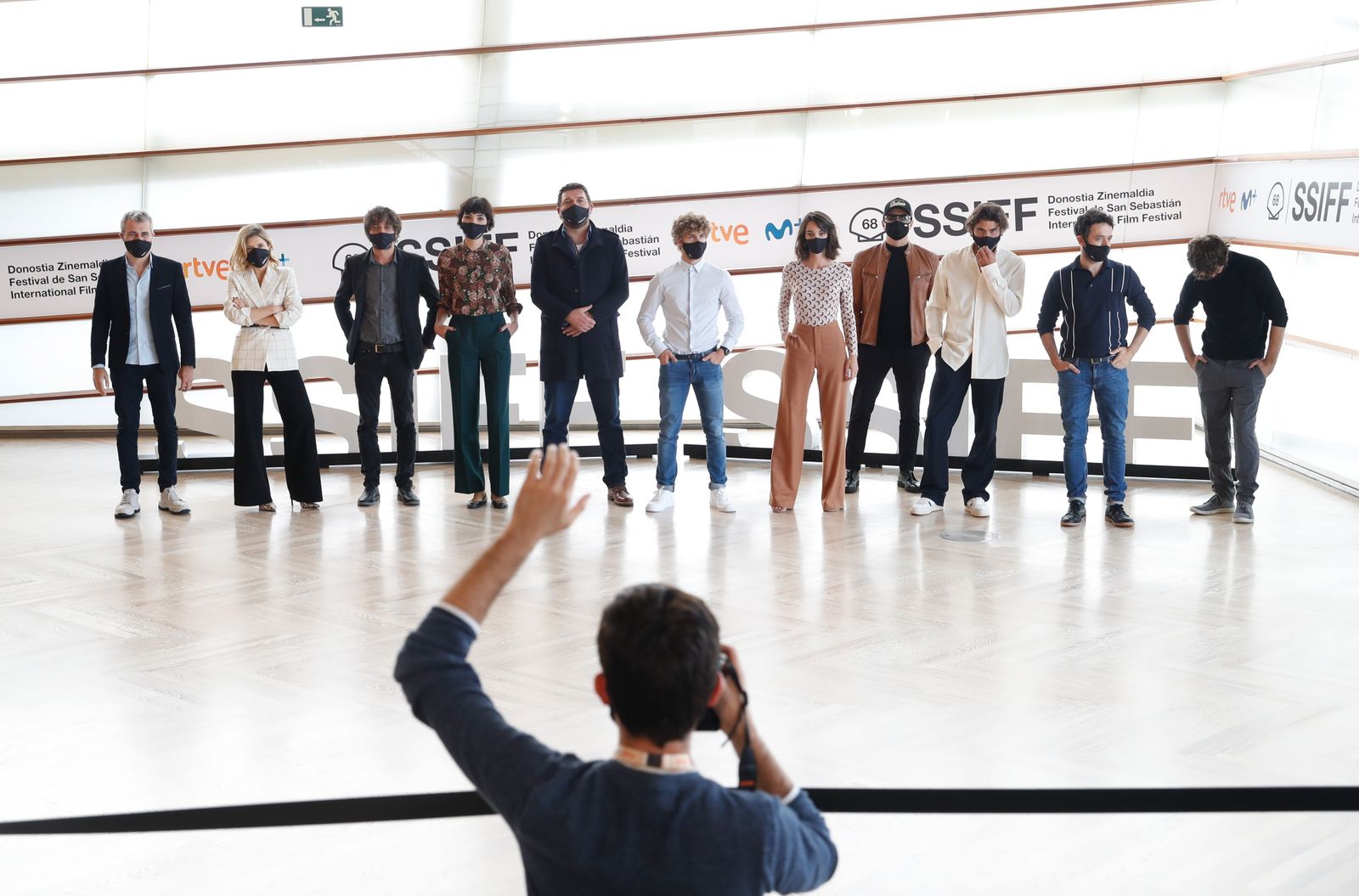 El elenco artístico de la serie 'Antidisturbios', este viernes en San Sebastián.