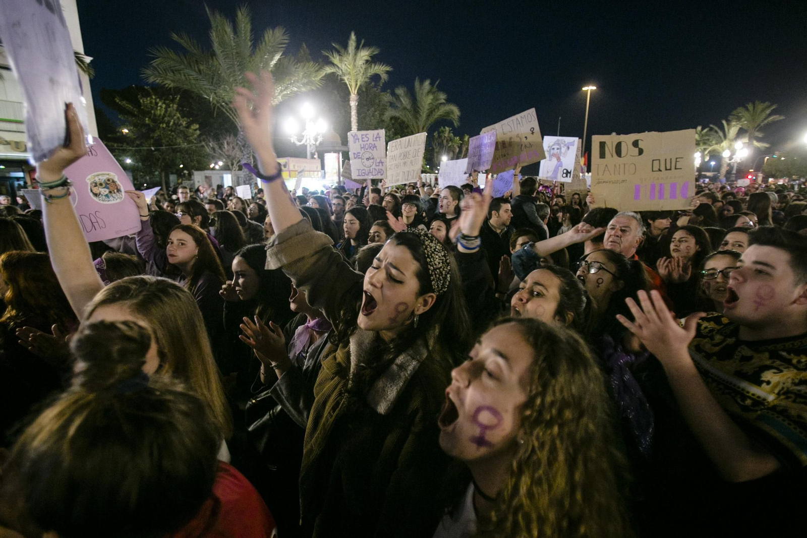Miles de personas acudieron a  la gran manifestación del 8-M