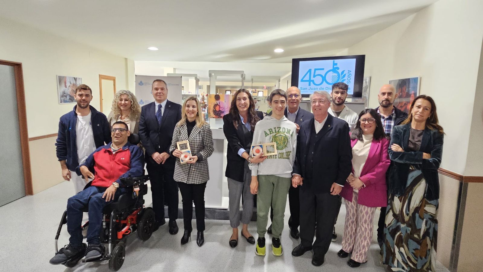 Foto de familia junto a un usuario de la residencia (izq) y un alumno del colegio de educación especial (dcha) de San Juan de Dios.
