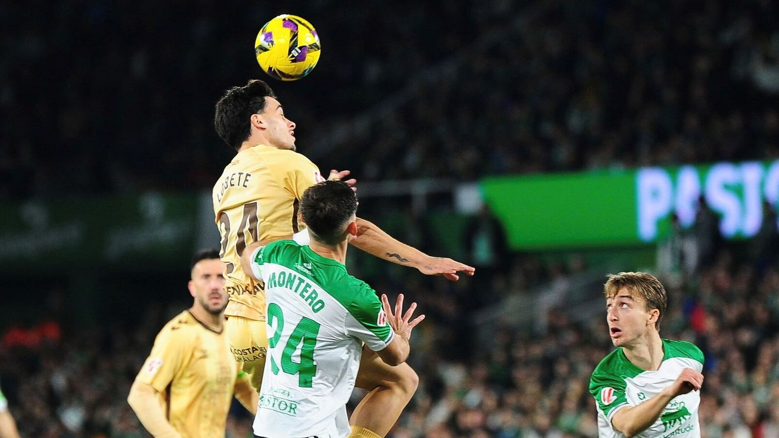 Lobete lucha un balón con Montero en el Racing-Málaga del pasado curso.