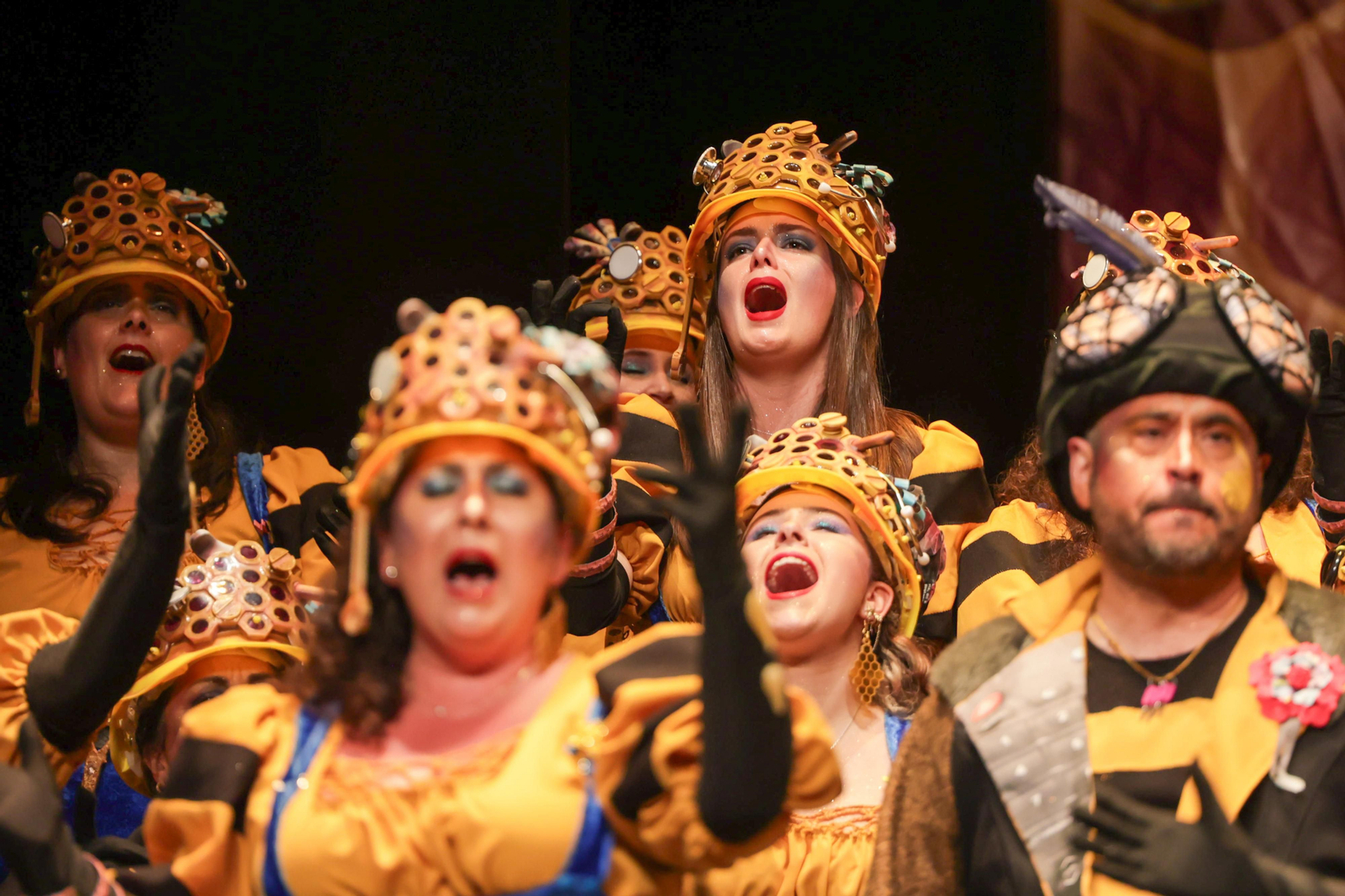 Imágenes de la actuación del coro de Huelva "La Rendición de los Bribones" en el Carnaval Colombino