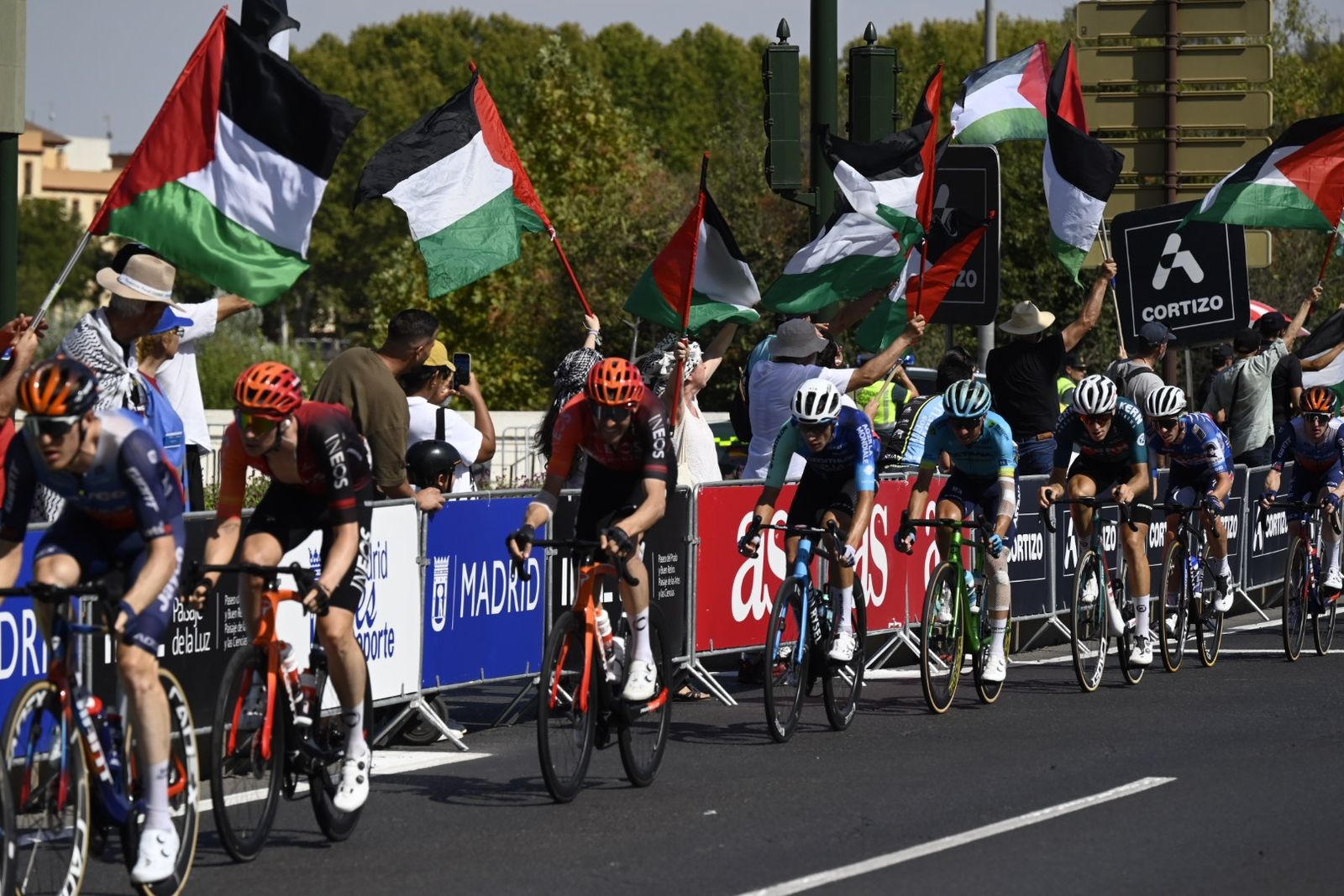 Las fotos del ambiente del paso de la Vuelta a España por Córdoba