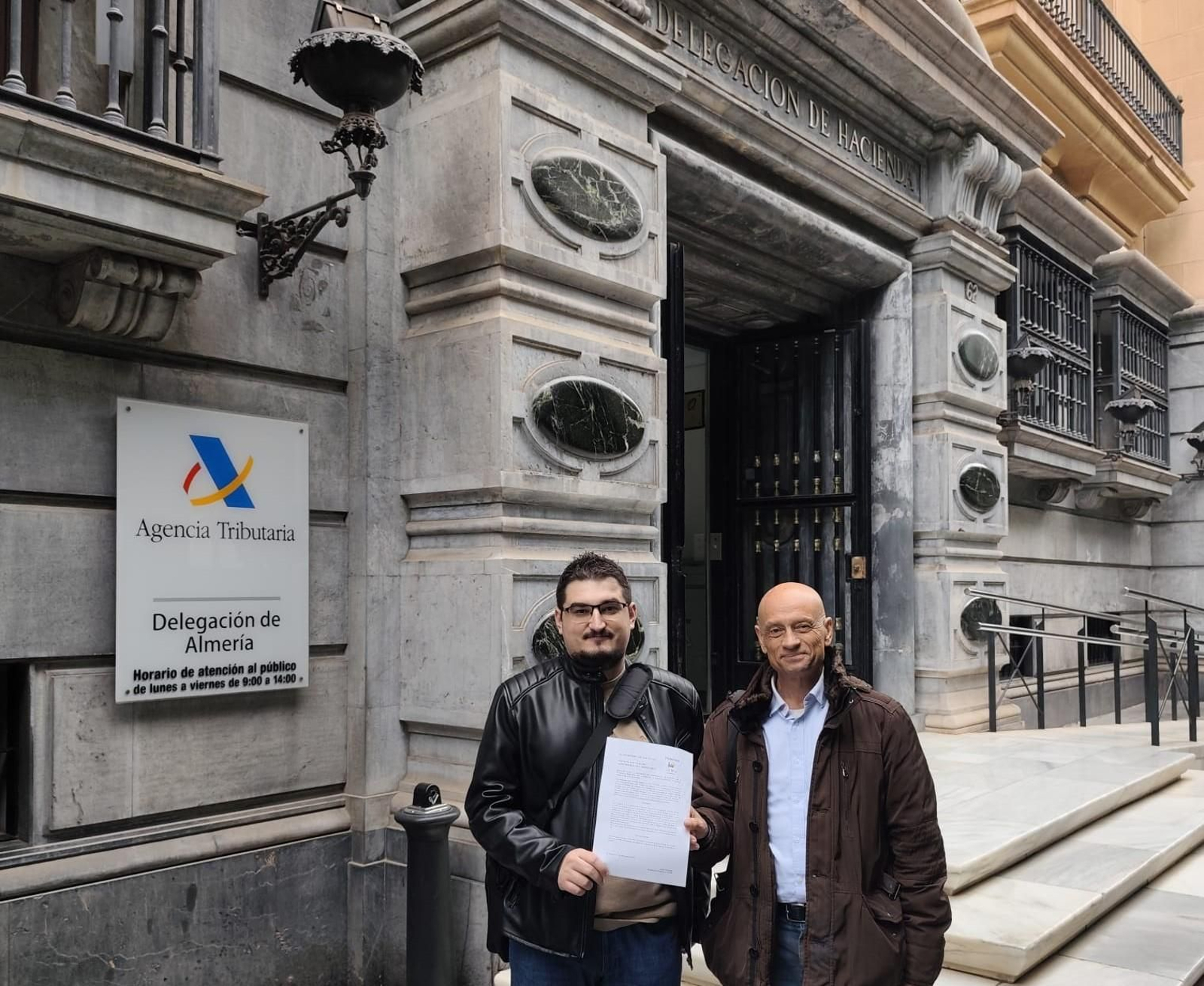 Alejandro Lorenzo y Joaquín Arnalte, en la entrada del edificio ubicado en el Paseo de Almería.