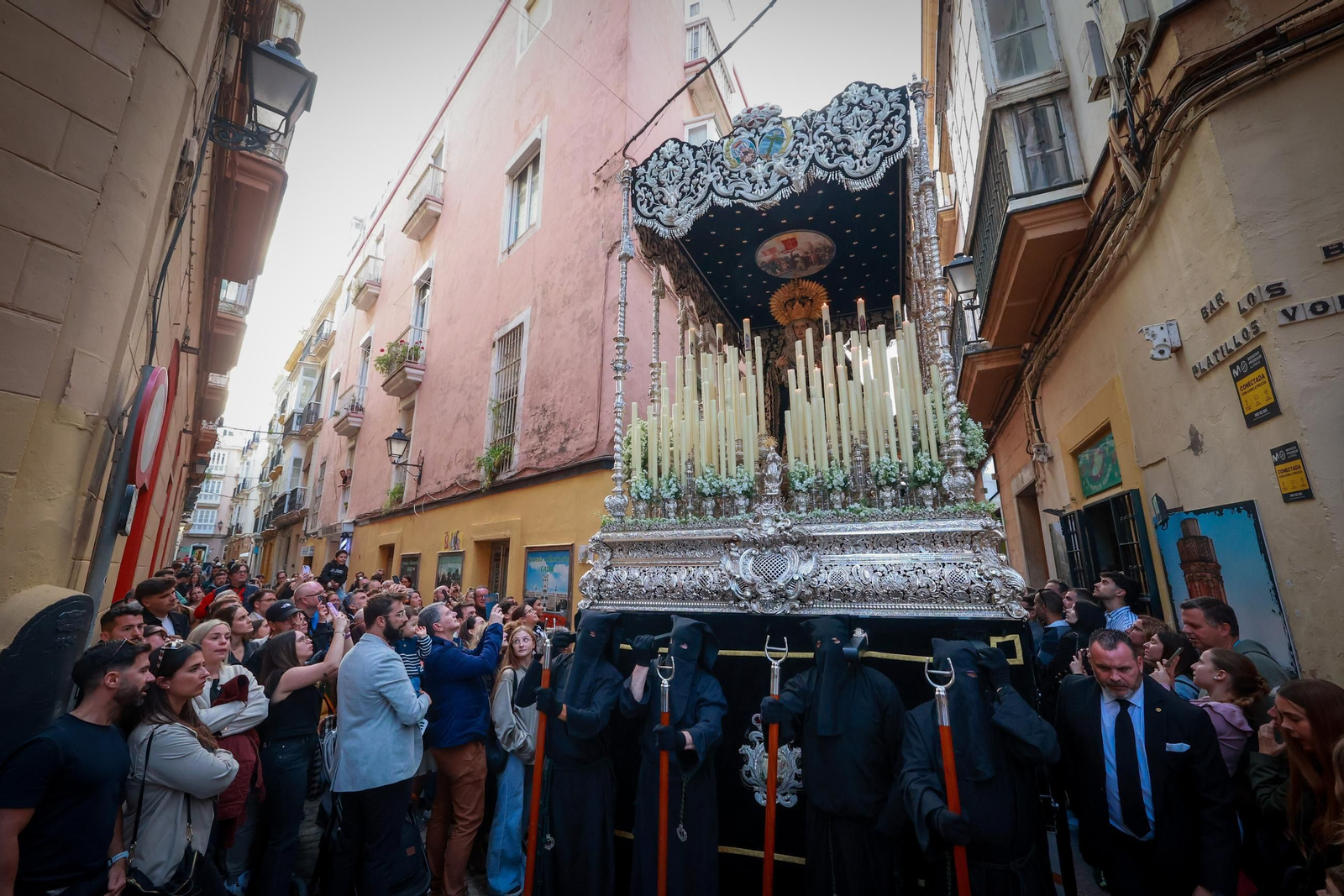 Imágenes de la salida de Vera Cruz en la Semana Santa de Cádiz 2025
