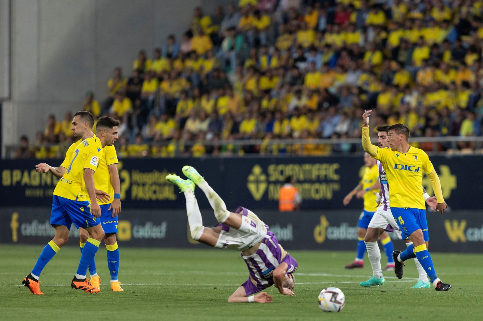 Rubén Sobrino observa la caída de Kike.