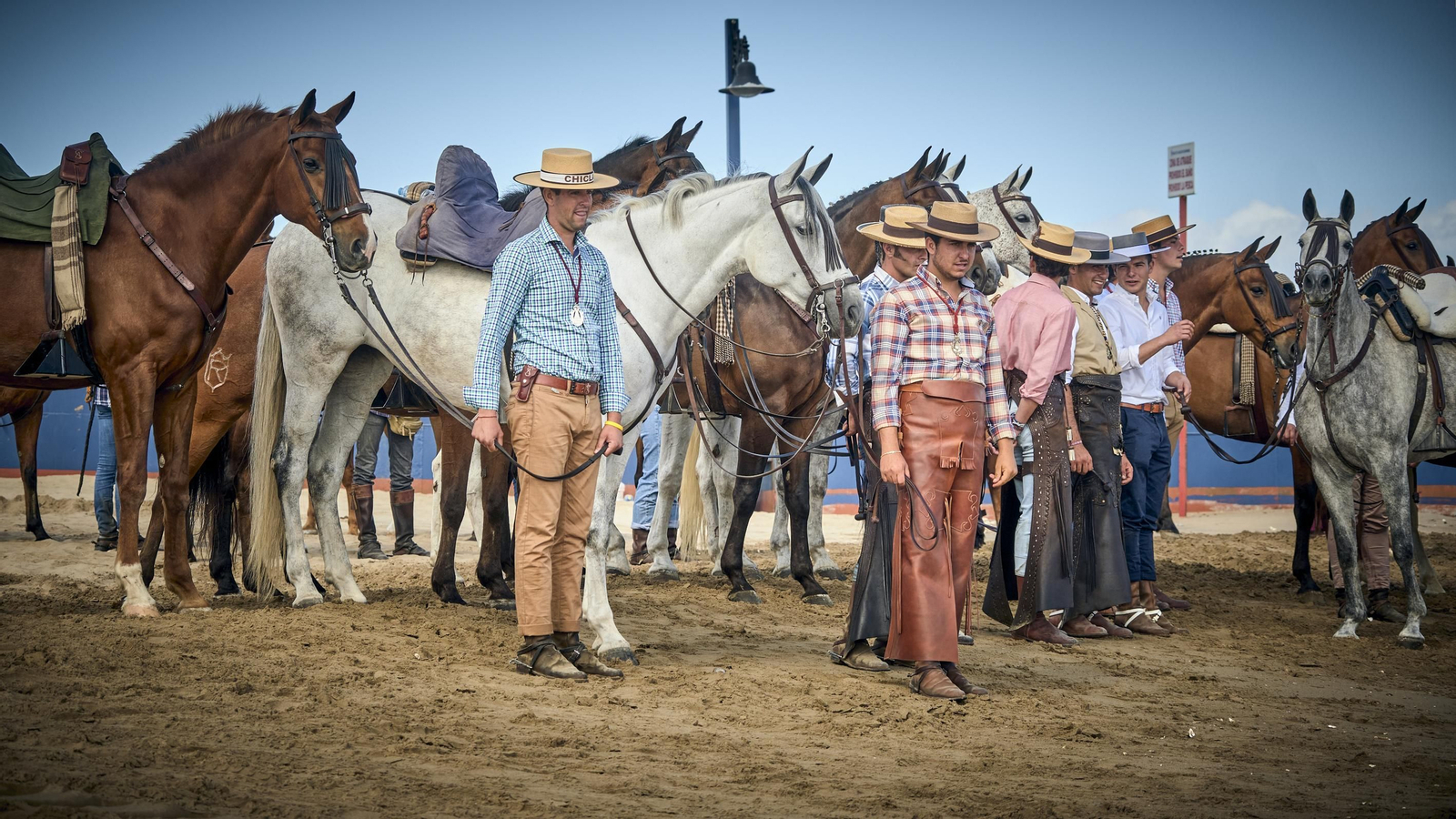 El embarque de las hermandes rocieras de Cádiz en Bajo de Guía