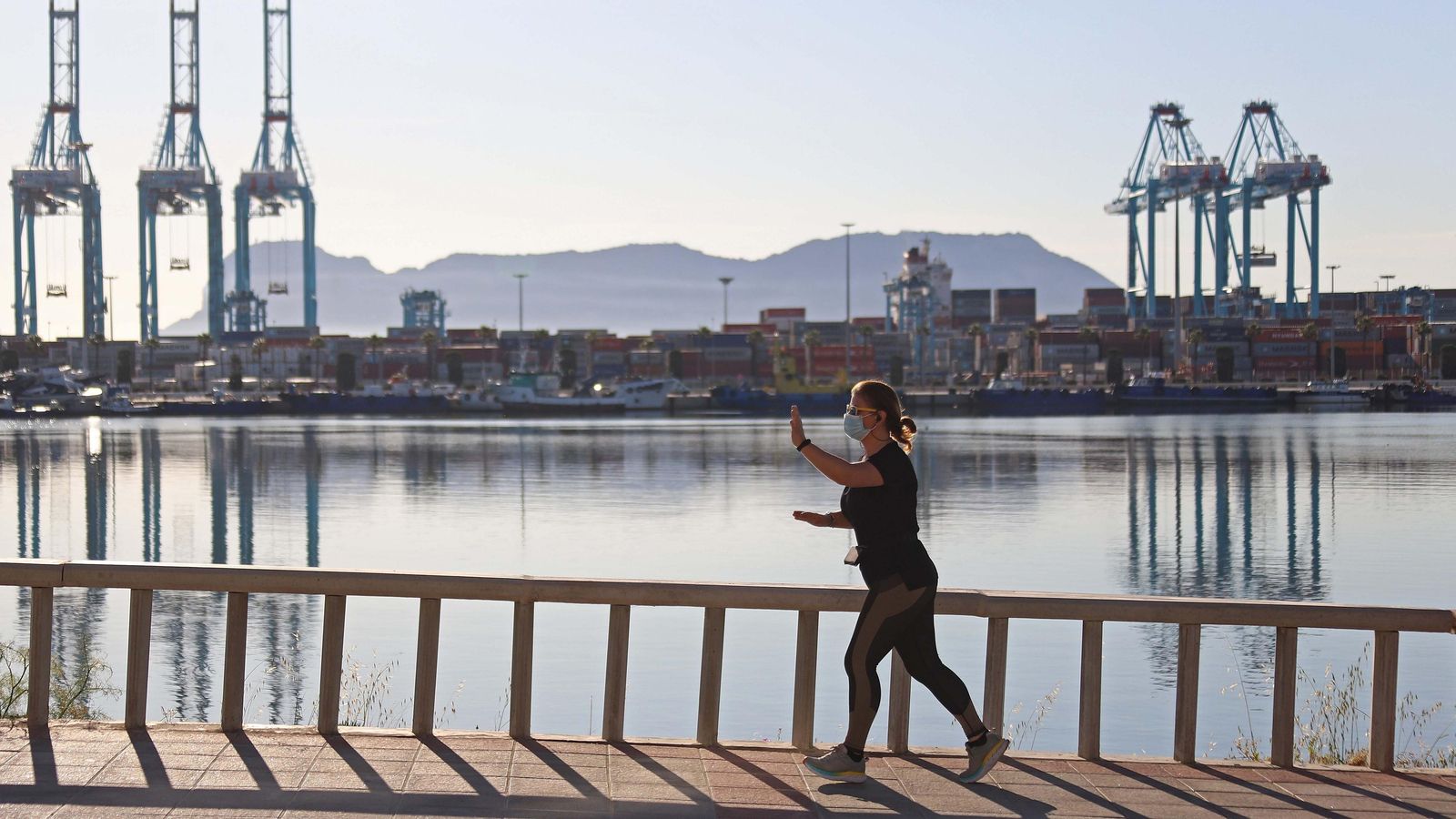 Una mujer corre por el Paseo de la Cornisa, en Algeciras.