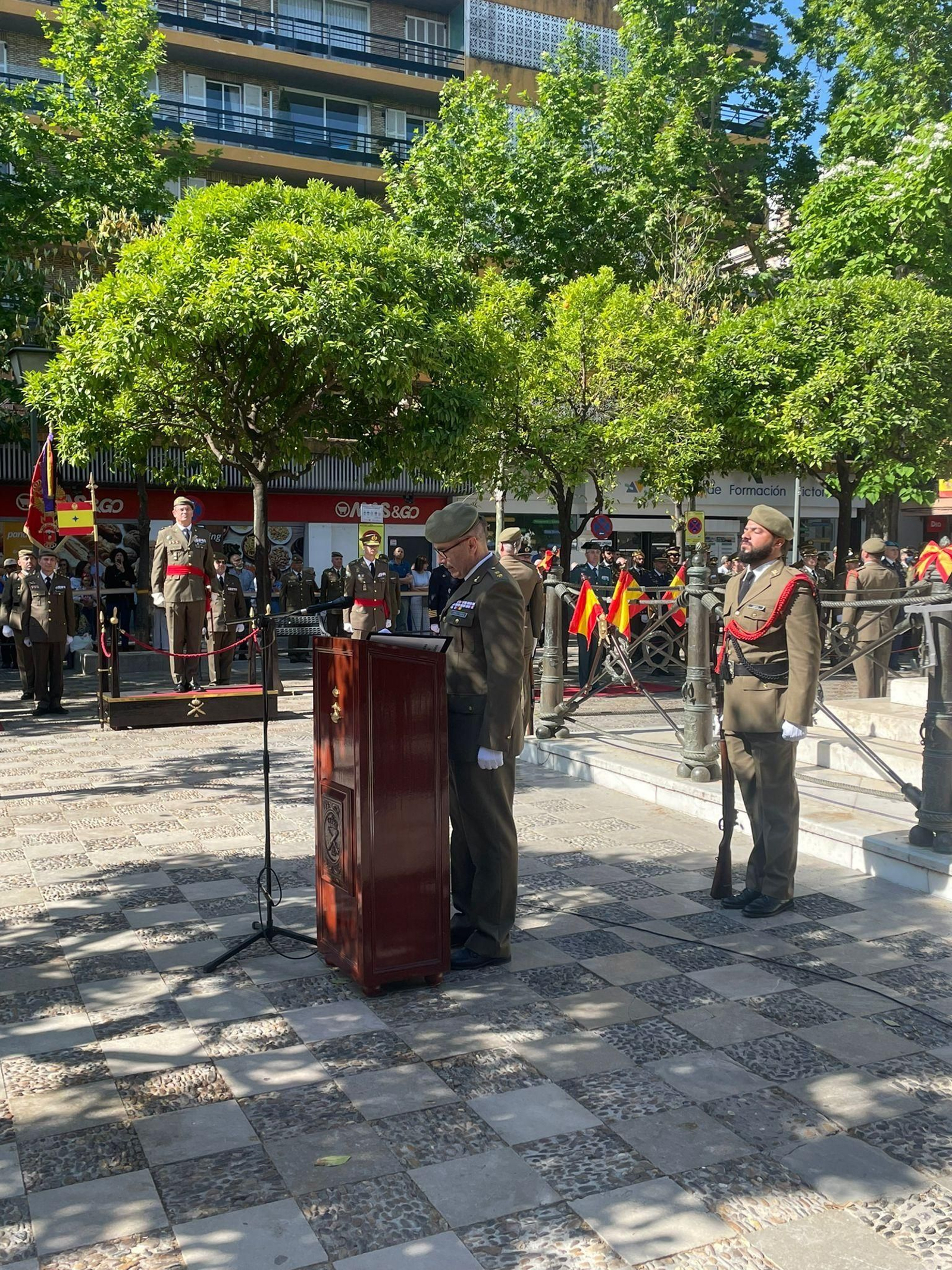 Otro momento del acto castrense en homenaje a los capitanes Daoiz y Velarde.
