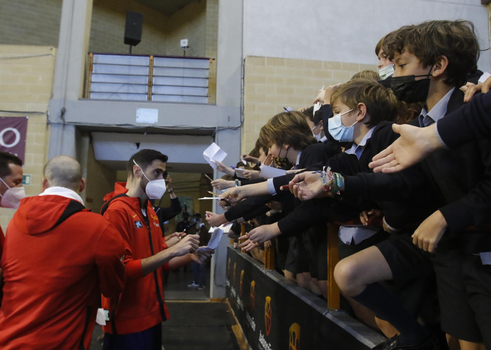 La selección española de baloncesto abre el entrenamiento en Córdoba a los más jóvenes, en imágenes